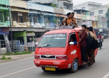 Salah satu Angkot Di Kota Jambi. Foto: Dok Google