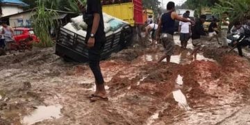 Jalan rusak daerah Siau Tanjab Timur. Foto: Ist
