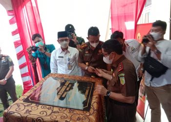Menandatangani prasasti RJ Di Desa Olak Kemang. Foto: Ist