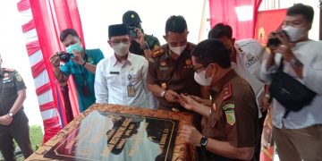 Menandatangani prasasti RJ Di Desa Olak Kemang. Foto: Ist