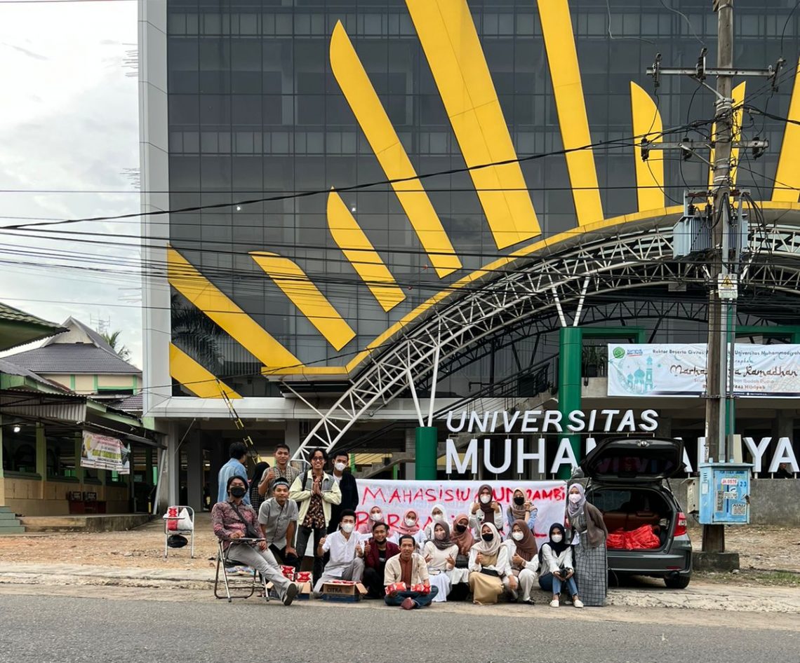 Mahasiswa UMJ Saat Membagikan Takjil Kepada Masyarakat. Foto: Ist