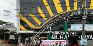 Mahasiswa UMJ Saat Membagikan Takjil Kepada Masyarakat. Foto: Ist