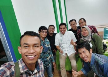 Bupati Fadhil Dengan Santai Bercengkrama Dengan Anggota Dan Pengurus JMSI Jambi. Foto: OYI
