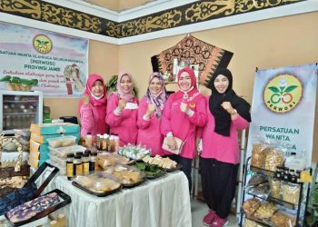 Pengurus Perwosi Jambi Di Depan Stand. Foto: Ist