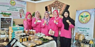 Pengurus Perwosi Jambi Di Depan Stand. Foto: Ist