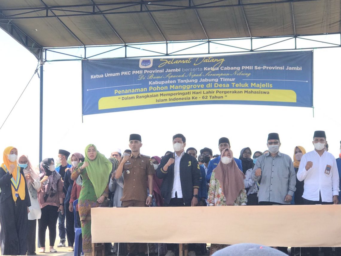 Berfoto bersama usai acara penanaman pohon mangrove. Foto: Ist