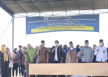 Berfoto bersama usai acara penanaman pohon mangrove. Foto: Ist