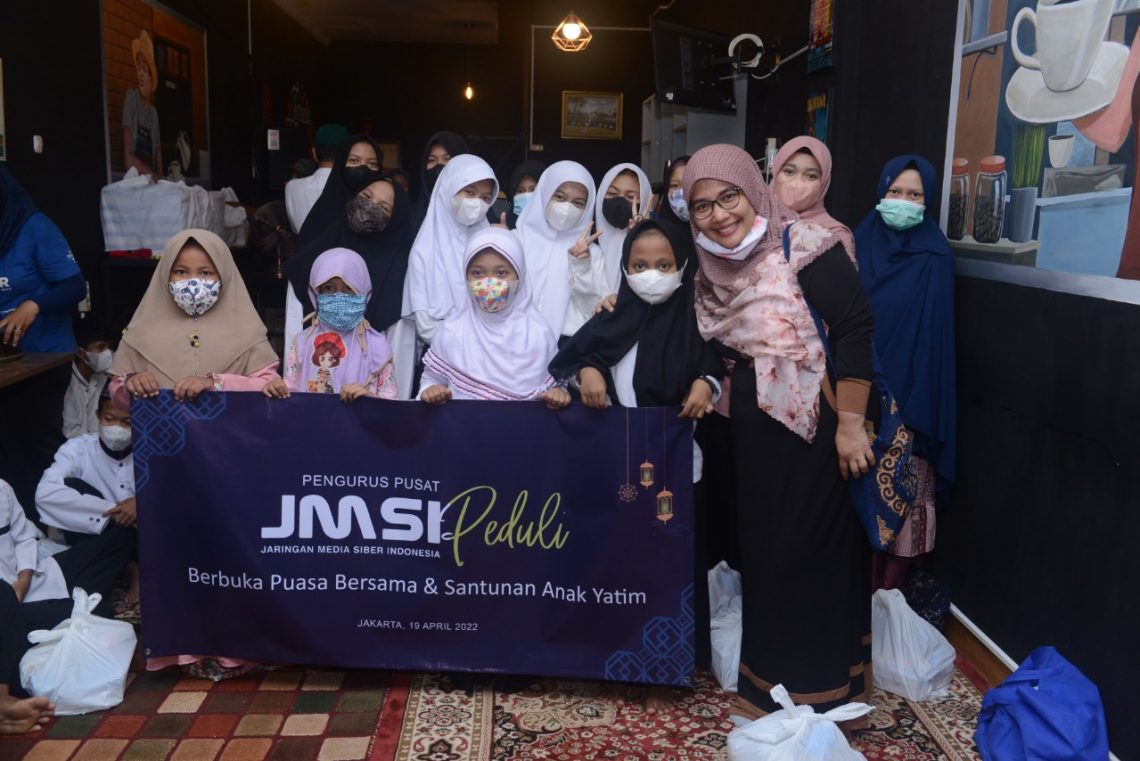 Pengurus Pusat JMSI Saat Bukber Dan Berbagi Dengan Anak Yatim. Foto: Ist