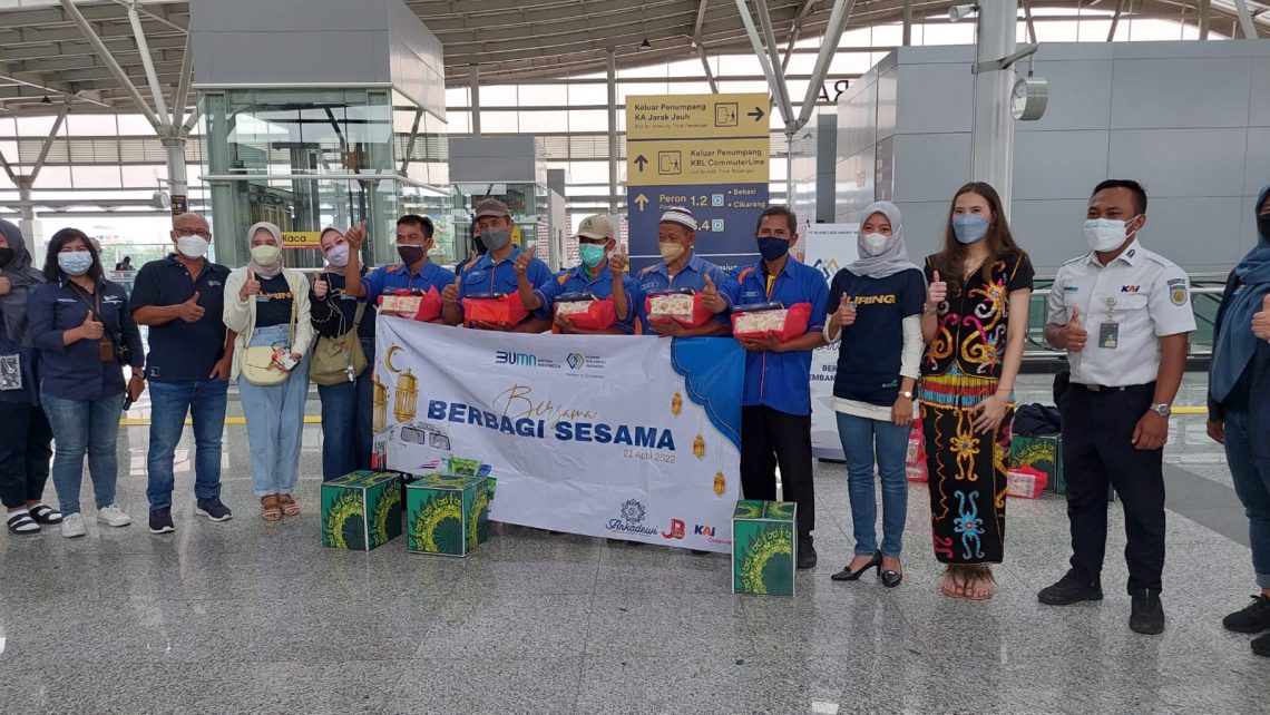 Srikandi PT KBI berbagi bersama para porter. Foto: Dok PT KBI