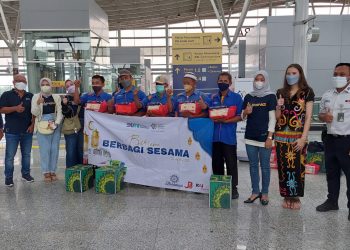 Srikandi PT KBI berbagi bersama para porter. Foto: Dok PT KBI