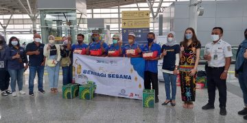 Srikandi PT KBI berbagi bersama para porter. Foto: Dok PT KBI