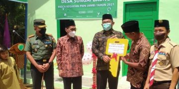 Wabup Bakhtiar Saat Serah Terima Rumah Layak Huni Di Lima Desa. Foto: LAN