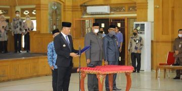 Bupati Sukandar Saat Melantik 125 PNS Tebo. Foto: AZZ