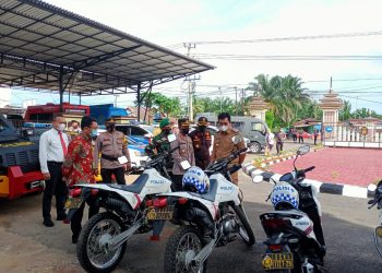 Bupati Fadhil cek kendaraan dinas. Foto: LAN