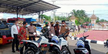 Bupati Fadhil cek kendaraan dinas. Foto: LAN