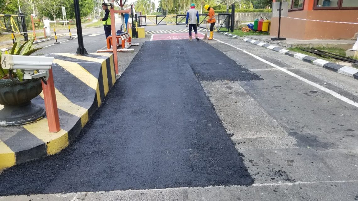 Pupuk Kaltim mengaplikasikan Green Asphalt untuk perawatan jalan di area perusahaan. Foto: Dok  PKT