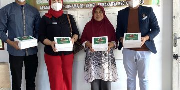 GM Rumah Kito Hotel & Resort By Waringin Hospitality Didampingi Mala, Manajer Dapur Kito Saat Menyerahkan Bantuan. Foto: dok Rumah Kito