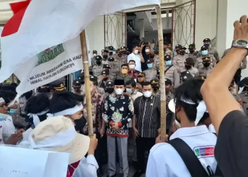 Ketua DPRD Didampingi Anggota DPRD Provinsi Jambi Saat Menerima Massa Aksi