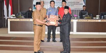 Bupati Tebo Menyerahkan Draft Pandangan Ke DPRD Tebo. Foto: Ist