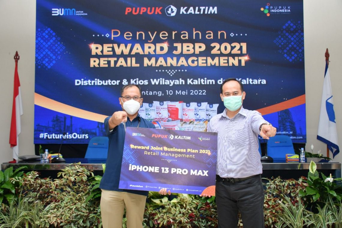 Pupuk Kaltim memberikan apresiasi kepada kios berprestasi di wilayah Kalimantan Timur dan Kalimantan Utara yang berhasil merealisasikan target penjualan pupuk nonsubsidi retail sesuai program Join Business Plan Retail Management periode 2021, Selasa (10/5). Foto: Ist