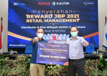 Pupuk Kaltim memberikan apresiasi kepada kios berprestasi di wilayah Kalimantan Timur dan Kalimantan Utara yang berhasil merealisasikan target penjualan pupuk nonsubsidi retail sesuai program Join Business Plan Retail Management periode 2021, Selasa (10/5). Foto: Ist