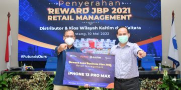 Pupuk Kaltim memberikan apresiasi kepada kios berprestasi di wilayah Kalimantan Timur dan Kalimantan Utara yang berhasil merealisasikan target penjualan pupuk nonsubsidi retail sesuai program Join Business Plan Retail Management periode 2021, Selasa (10/5). Foto: Ist