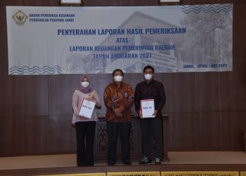 Bupati Batanghari Didampingi Ketua DPRD Batanghari, Saat Menerima Laporan Hasil Pemeriksaan Atas LHP Pemda Tahun Anggaran 2021. Foto: Ist