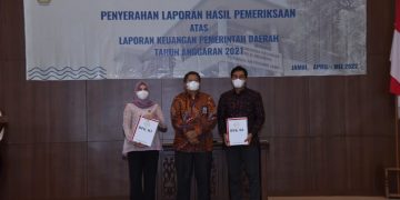 Bupati Batanghari Didampingi Ketua DPRD Batanghari, Saat Menerima Laporan Hasil Pemeriksaan Atas LHP Pemda Tahun Anggaran 2021. Foto: Ist