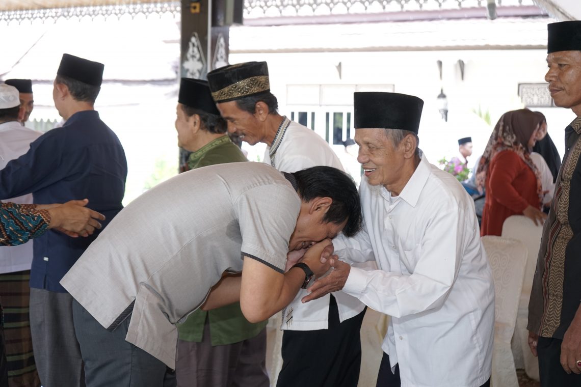 Bupati Batanghari, M Fadhil Arief Saat Bersilatuhrahmi Dengan Tokoh Agama Batanghari. Foto: Ist