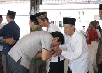 Bupati Batanghari, M Fadhil Arief Saat Bersilatuhrahmi Dengan Tokoh Agama Batanghari. Foto: Ist