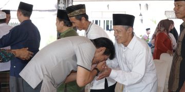Bupati Batanghari, M Fadhil Arief Saat Bersilatuhrahmi Dengan Tokoh Agama Batanghari. Foto: Ist