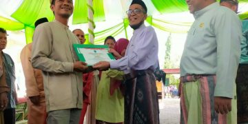 Wabup Batanghari, H Bakhtiar Menyerahkah Hadiah Kepada Petani Terbaik Batanghari. Foto: Ist