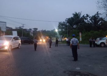 Pegawai Dishub Batanghari Stand By Jaga Kawasan Lalu Lintas Truk Batubara. Foto: LAN