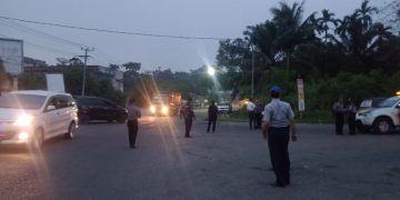Pegawai Dishub Batanghari Stand By Jaga Kawasan Lalu Lintas Truk Batubara. Foto: LAN
