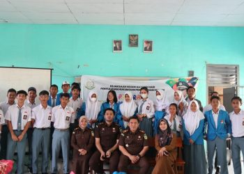 Berfoto bersama usai kegiatan Jaksa Masuk Sekolah Kejari Batanghari Di SMA Negeri 10 Batanghari. Foto: LAN