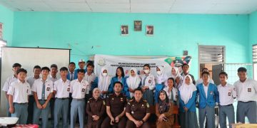 Berfoto bersama usai kegiatan Jaksa Masuk Sekolah Kejari Batanghari Di SMA Negeri 10 Batanghari. Foto: LAN