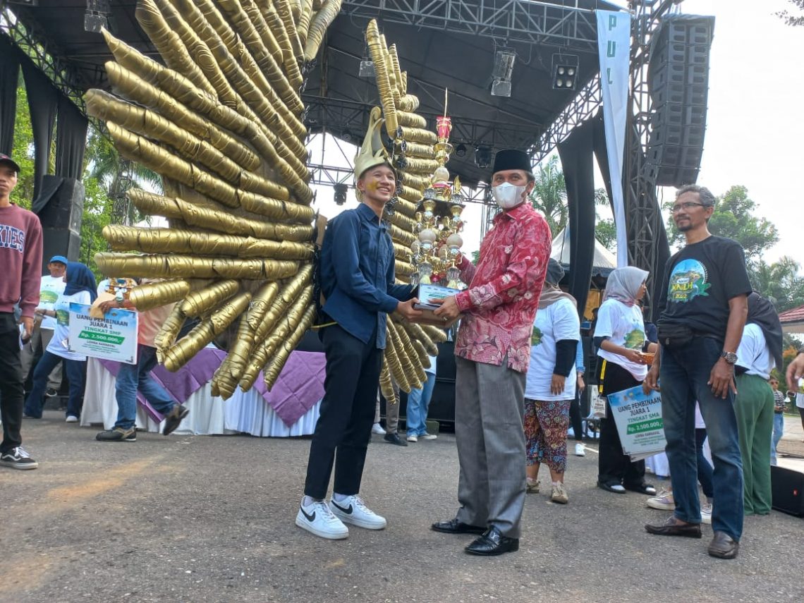 Ketua DPRD Provinsi Jambi Apresiasi Karnaval Lingkungan Yang Diselenggarakan WALHI Jambi. Foto: Ist