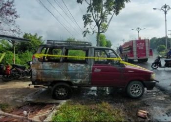 Mobil Kijang Super Terbakar Di Jalan Lintas Sumatera Kabupaten Tebo. Foto: AZZ
