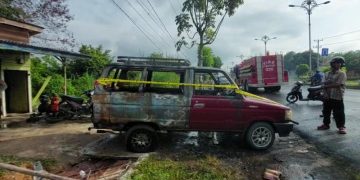 Mobil Kijang Super Terbakar Di Jalan Lintas Sumatera Kabupaten Tebo. Foto: AZZ