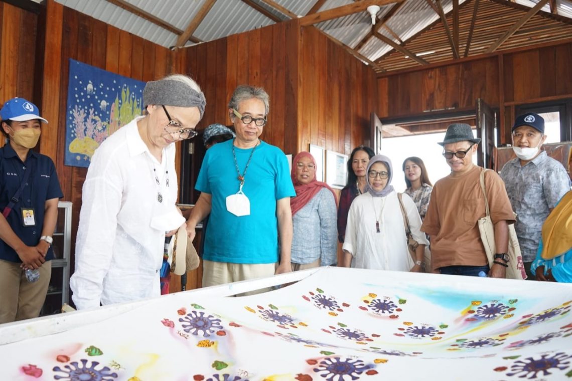 *Caption* : Para seniman, sastrawan, dan budayawan diajak berkeliling di kawasan operasi Pupuk Kaltim di Bontang. PKT mengajak para seniman, sastrawan, dan budayawan Indonesia untuk melangkah bersama dalam membangun keunikan dan mengabadikan keunikan budaya sosial dan kekayaan alam wilayah Bontang yang menjadi tempat operasi PKT.