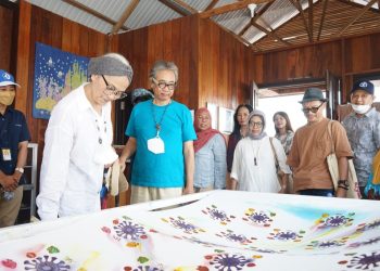 *Caption* : Para seniman, sastrawan, dan budayawan diajak berkeliling di kawasan operasi Pupuk Kaltim di Bontang. PKT mengajak para seniman, sastrawan, dan budayawan Indonesia untuk melangkah bersama dalam membangun keunikan dan mengabadikan keunikan budaya sosial dan kekayaan alam wilayah Bontang yang menjadi tempat operasi PKT.