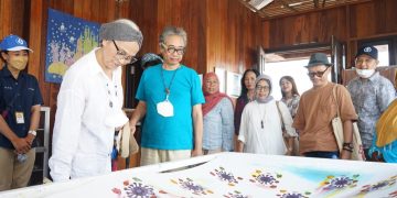 *Caption* : Para seniman, sastrawan, dan budayawan diajak berkeliling di kawasan operasi Pupuk Kaltim di Bontang. PKT mengajak para seniman, sastrawan, dan budayawan Indonesia untuk melangkah bersama dalam membangun keunikan dan mengabadikan keunikan budaya sosial dan kekayaan alam wilayah Bontang yang menjadi tempat operasi PKT.