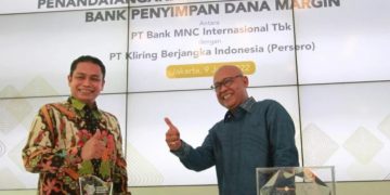 Keterangan foto. *Fajar Wibhiyadi*, _Direktur Utama PT Kliring Berjangka Indonesia_, dan *Mahdan*, _Presiden Direktur MNC Bank_, disela-sela acara seremonial kerjasama antara PT Kliring Berjangka Indonesia dengan MNC Bank di Jakarta, Kamis 9 Juni 2022.