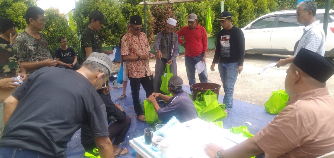 Proses pemotongan dan pembagian daging qurban di lapangan Kantor PWI Provinsi Jambi, Minggu (10/7/2022). Sebanyak 190 paket daging qurban dibagikan kepada anggota PWI Provinsi Jambi, juga kepada janda dan anak yatim, tetangga sekitar kantor PWI Jambi. (Foto: PWI Jambi)