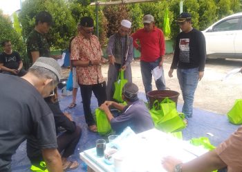 Proses pemotongan dan pembagian daging qurban di lapangan Kantor PWI Provinsi Jambi, Minggu (10/7/2022). Sebanyak 190 paket daging qurban dibagikan kepada anggota PWI Provinsi Jambi, juga kepada janda dan anak yatim, tetangga sekitar kantor PWI Jambi. (Foto: PWI Jambi)