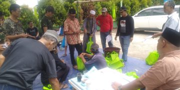 Proses pemotongan dan pembagian daging qurban di lapangan Kantor PWI Provinsi Jambi, Minggu (10/7/2022). Sebanyak 190 paket daging qurban dibagikan kepada anggota PWI Provinsi Jambi, juga kepada janda dan anak yatim, tetangga sekitar kantor PWI Jambi. (Foto: PWI Jambi)