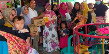 Caleg Gerindra, Hermansyah Saat Membagikan Biskuit Kepada Warga. Foto: IST
