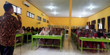 Sekdis Pendidikan Tebo Saat Menyampaikan Materinya. Foto: IST