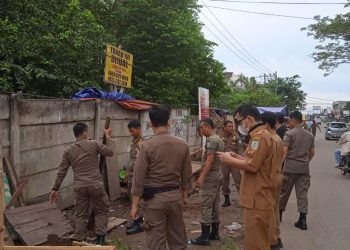 Petugas Pol PP Kota Jambi Saat Menggusur Lapak Milik PKL. Foto: DAN