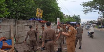 Petugas Pol PP Kota Jambi Saat Menggusur Lapak Milik PKL. Foto: DAN
